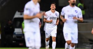 El jugador del Nacional, Felipe Carballo celebra su anotación ante Atletico Mineiro este martes, durante un partido de la Fase de Grupos de la Copa Liberadores 2019 en el estadio Mineirão, en Belo Horizonte (Brasil). EFE