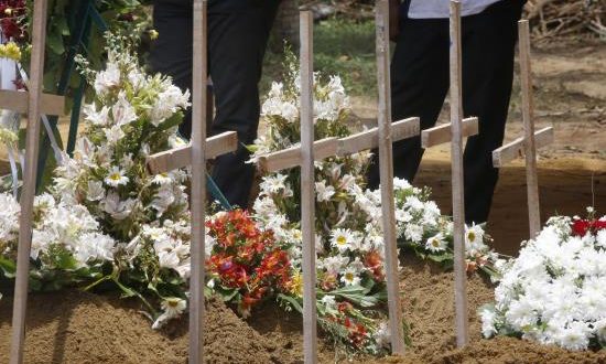 Entierro de algunas de las víctimas de los atentados de Sri Lanka en el cementerio Don David Katuwapitiya de Colombo. EFE