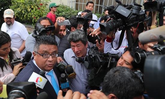 Erasmo Reyna (izq), el abogado del fallecido expresidente peruano Alan García. EFE/Archivo
El abogado de Alan García lamenta no participar en el interrogatorio del caso Odebrecht

Al pulsar, contabiliza la descarga Curitiba (Brasil), 24 abr (EFE).- El abogado del fallecido expresidente peruano Alan García, Erasmo Reyna, lamentó su exclusión de la segunda jornada de interrogatorios al exapoderado de la constructora Odebrecht en Perú Jorge Barata, aunque dijo confiar en que este miércoles se sabrá "toda la verdad".
"Lamentablemente se nos ha expresado que eso (participar en la diligencia) no es posible a pesar de que nos han reiterado que por los hechos que son materia de investigación, se van a formular preguntas respecto al expresidente (García)", manifestó Reyna a los periodistas en la ciudad brasileña de Curitiba (sur), después de que fuera impedido de participar en la toma de