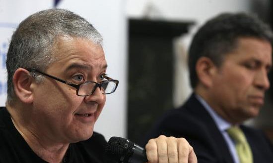 En la imagen, el periodista peruano Pedro Salinas (i). EFE/Archivo