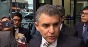 El jefe de la Fiscalía de Perú para el caso Lava Jato, Rafael Vela, habla con la prensa este miércoles, al dejar la sede de la Fiscalía General de Curitiba (Brasil), en el marco de la segunda jornada de declaraciones el exapoderado de la brasileña Odebrecht en Perú sobre distintas causas de corrupción. Vela afirmó hoy que el exapoderado de la constructora Odebrecht en Perú, Jorge Barata, decodificó los nombres en clave usados dentro del sistema que controlaba el esquema de corrupción. EFE