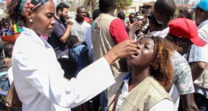 Una mujer era vacunada contra el cólera este miércoles en Beira, Mozambique. EFE