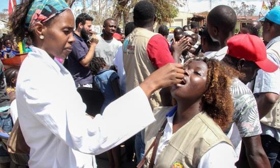 Una mujer era vacunada contra el cólera este miércoles en Beira, Mozambique. EFE