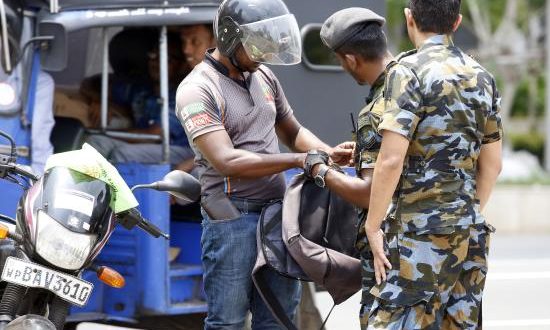 Agentes de seguridad de Sri Lanka registran bolsas y vehículos, este jueves en Colombo (Sri Lanka). EFE
