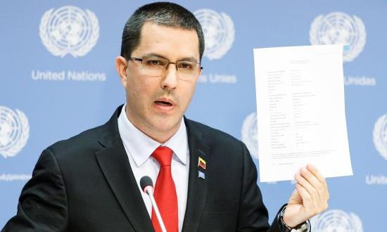 El canciller de Venezuela Jorge Arreaza habla con la prensa este jueves, en la sede de las Naciones Unidas, en Nueva York (Estados Unidos). EFE