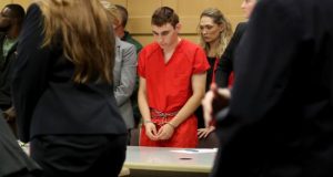 El autor confeso del tiroteo de Parkland, Nikolas Cruz (centro). EFE/Archivo