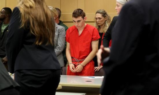 El autor confeso del tiroteo de Parkland, Nikolas Cruz (centro). EFE/Archivo