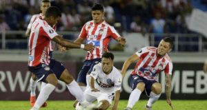 Rafael Pérez (i) de Junior disputa un balón con Adolfo Gaich (c) de San Lorenzo este jueves en un partido del grupo F de la Copa Libertadores entre Atlético Junior y San Lorenzo en el estadio Metropoliano en Barranquilla (Colombia). EFE