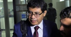 El fiscal peruano Germán Juárez ofrece declaraciones a la prensa sobre el tercer y penúltimo día de interrogatorio al exsuperintendente de la constructora brasileña Odebrecht en Perú Jorge Barata este jueves, en la sede de la Procuraduría de Brasil, en Curitiba (Brasil). EFE