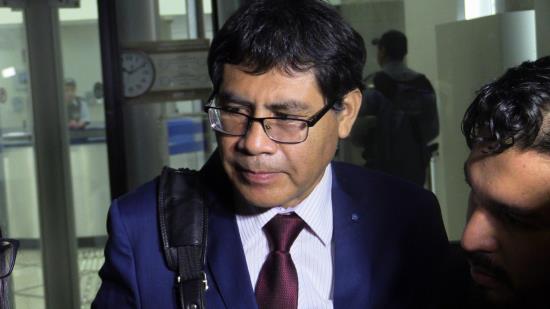 El fiscal peruano Germán Juárez ofrece declaraciones a la prensa sobre el tercer y penúltimo día de interrogatorio al exsuperintendente de la constructora brasileña Odebrecht en Perú Jorge Barata este jueves, en la sede de la Procuraduría de Brasil, en Curitiba (Brasil). EFE