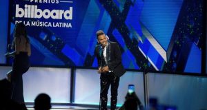 El cantante puertorriquño Ozuna recibe el premio a Artista del Año durante la vigésimo primera edición de los Premios Billboard de la Música Latina 2019 este jueves, en el Hotel y Casino Mandalay Bay de Las Vegas (Nevada, EE.UU.). EFE