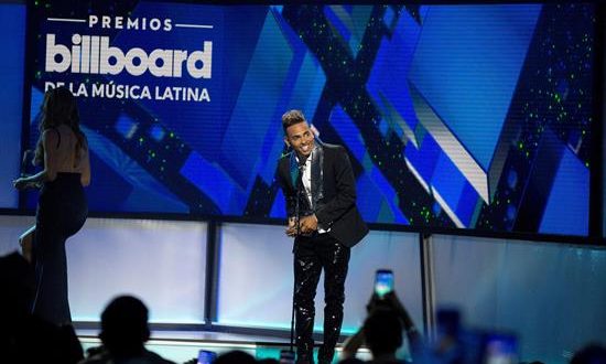 El cantante puertorriquño Ozuna recibe el premio a Artista del Año durante la vigésimo primera edición de los Premios Billboard de la Música Latina 2019 este jueves, en el Hotel y Casino Mandalay Bay de Las Vegas (Nevada, EE.UU.). EFE