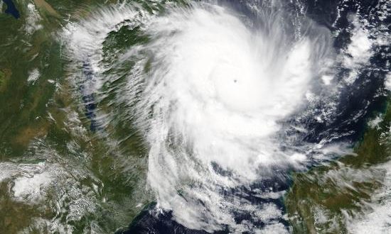 Vista satélite del ciclón Kenneth junto a la costa de Mozambique, este jueves. EFE