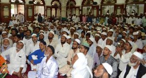 Un grupo de indios musulmanes escucha al Comisario de la policía de Bangalore, T. Suneel Kumar (no aparece), mientras ofrece un discurso sobre las medidas de seguridad que se deben tomar en las mezquitas, este viernes en Bangalore (India). La comunidad india musulmana ha rendido homenaje a las más de 253 personas que perdieron la vida en la serie de atentados coordinados del Domingo de Resurrección en Sri Lanka. EFE