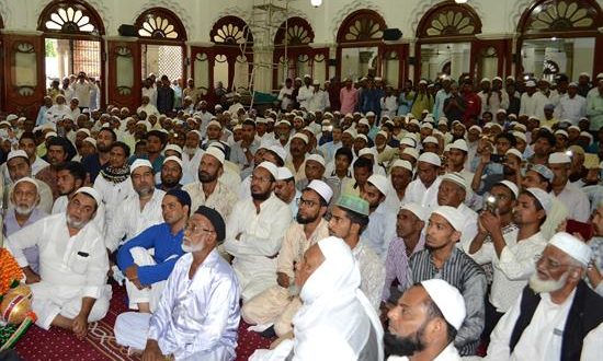 Un grupo de indios musulmanes escucha al Comisario de la policía de Bangalore, T. Suneel Kumar (no aparece), mientras ofrece un discurso sobre las medidas de seguridad que se deben tomar en las mezquitas, este viernes en Bangalore (India). La comunidad india musulmana ha rendido homenaje a las más de 253 personas que perdieron la vida en la serie de atentados coordinados del Domingo de Resurrección en Sri Lanka. EFE