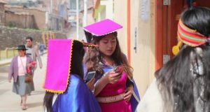 Símbolo de la mixtura colonial e inca, el pequeño pueblo de Vilcashuamán, en el sur de Perú, quiere darse a conocer al mundo a través de las redes sociales, tras la llegada de una mayor cobertura de internet móvil de alta velocidad a esta recóndita zona de los Andes.