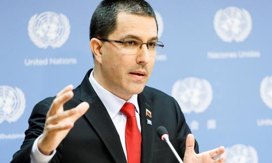El canciller de Venezuela Jorge Arreaza habla con la prensa este jueves, en la sede de las Naciones Unidas, en Nueva York (Estados Unidos). EFE