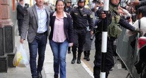 Imagen de Archivo de Keiko Fujimori (c), principal líder opositora en Perú, y su esposo Marik Vito de Villanella (i), EFE/Archivo