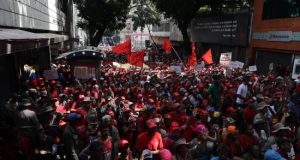 El chavismo tiñe rojas las calles y Guaidó responde con una tímida concentración