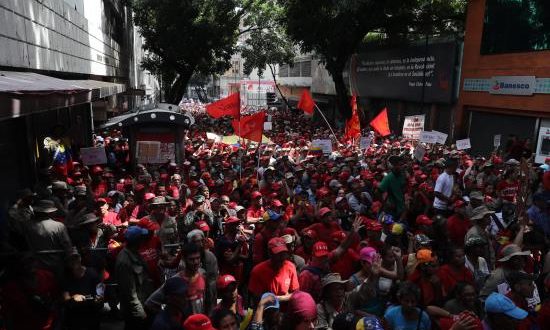 El chavismo tiñe rojas las calles y Guaidó responde con una tímida concentración