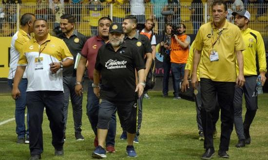 El técnico de Dorados de Culiacán Diego Armando Maradona (c). EFE/Archivo