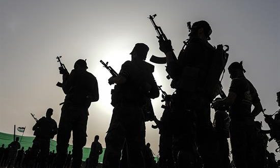 Combatientes de las Brigadas Al Mujahideen leales al movimiento Hamas, en un ejercicio militar este miércoles, en el este de la Ciudad de Gaza. EFE