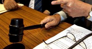 El juez Chávez reprogramó la audiencia para el martes por la mañana, y hasta entonces ordenó que todos los imputados queden bajo custodia policial. EFE/Archivo