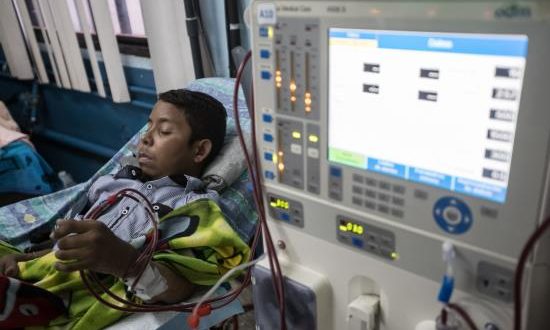 Frank Meléndez aguarda junto a una cincuentena de personas su turno para conectarse a una máquina que purificará su sangre, un proceso que repite tres veces por semana desde hace 18 años y que se ha vuelto cada vez más complicado en medio de la crisis sanitaria que atraviesa Venezuela.