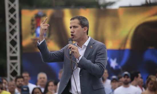 AME5983. CARACAS (VENEZUELA), 27/04/2019.- El presidente de la Asamblea Nacional de Venezuela, Juan Guaidó, asiste a un acto de juramentación de comités de ayuda y libertad, en la Plaza Brión de Chacaito, en Caracas (Venezuela). El jefe del Parlamento de Venezuela, Juan Guaidó, a quien más de 50 países reconocen como presidente interino, denunció este sábado que el Gobierno de Nicolás Maduro persigue a su entorno, luego de que el Servicio Bolivariano de Inteligencia (Sebin) citase a once de sus más cercanos colaboradores. EFE/ Rafael Hernández
