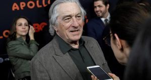 El actor estadounidense Robert De Niro habla con la prensa a su llegada el pasado miércoles, a la presentación del documental "The Apollo" durante el Festival de Cine de Tribeca en el teatro Apollo, en Nueva York (Estados Unidos). EFE