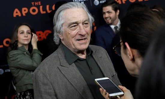 El actor estadounidense Robert De Niro habla con la prensa a su llegada el pasado miércoles, a la presentación del documental "The Apollo" durante el Festival de Cine de Tribeca en el teatro Apollo, en Nueva York (Estados Unidos). EFE