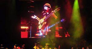 En la imagen un registro del guitarrista y cantante mexicano Carlos Santana, quien hacia parte del cartel de Woodstock 50, festival conmemorativo del 50 aniversario del legendario festival de rock. EFE/Archivo