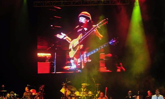 En la imagen un registro del guitarrista y cantante mexicano Carlos Santana, quien hacia parte del cartel de Woodstock 50, festival conmemorativo del 50 aniversario del legendario festival de rock. EFE/Archivo
