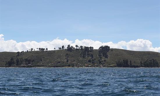 Fotografía tomada el pasado 8 de abril de la Isla de la Luna en el lago Titicaca (Bolivia). EFE/Archivo