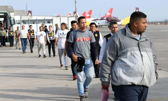 Medio centenar de venezolanos con antecedentes penales fueron deportados este lunes de Perú por ser inmigrantes irregulares y también por haber ocultado su prontuario a las autoridades peruanas con el objetivo de conseguir el permiso de residencia