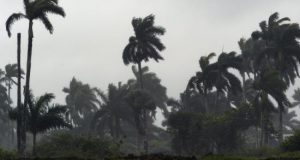 Especialistas del centro meteorológico de la provincia de Villa Clara explicaron que la tormenta local severa que azotó este domingo la zona registró vientos de hasta 100 kilómetros por hora y la caída de granizos del tamaño de una moneda, y aclararon que no se trató de un tornado. EFE/Archivo