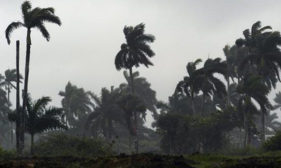 Especialistas del centro meteorológico de la provincia de Villa Clara explicaron que la tormenta local severa que azotó este domingo la zona registró vientos de hasta 100 kilómetros por hora y la caída de granizos del tamaño de una moneda, y aclararon que no se trató de un tornado. EFE/Archivo