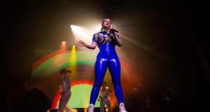 La cantante española Rosalía actúa durante un concierto este lunes, en el Webster Hall de Manhattan, en Nueva York (Estados Unidos). EFE