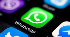 Vista del logotipo del servicio de mensajería instantánea en internet WhatsApp, propiedad de Facebook, en un teléfono inteligente. EFE/Archivo