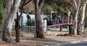 Un artificiero de la policía se acerca a una casa en Davoren Park, Adelaida (Australia), este martes, tras la evacuación de varias viviendas cercanas durante los preparativos para la detonación de un explosivo conocido como "La madre de Satán". La policía supuestamente encontró material para la fabricación de la bomba en la casa durante una redada nocturna, según medios locales. EFE