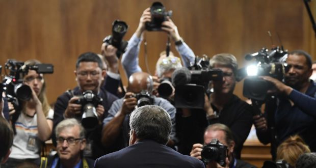 El fiscal general William Barr es fotografiado mientras se sienta para declarar ante el Comité Judicial del Senado en Capitol Hill en Washington, el 1 de mayo.
