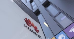 El logotipo de Huawei mostrado en la oficina principal del gigante tecnológico chino Huawei en Varsovia, Polonia.