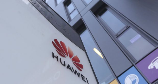 El logotipo de Huawei mostrado en la oficina principal del gigante tecnológico chino Huawei en Varsovia, Polonia.
