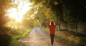 Los resultados son "buenas noticias para los adultos mayores que pueden tener dificultad para caminar a pasos más rápidos", dijo Keith Díaz, investigador del Centro Médico de la Universidad de Columbia en la ciudad de Nueva York.