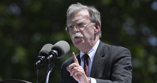 El asesor de seguridad nacional John Bolton habla en la ceremonia de graduación de la Academia de la Guardia Costera de los Estados Unidos en New London, Connecticut.