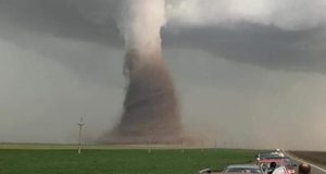 Un autobús con 39 personas a bordo volcó por culpa del fenómeno atmosférico, resultando varias personas heridas.