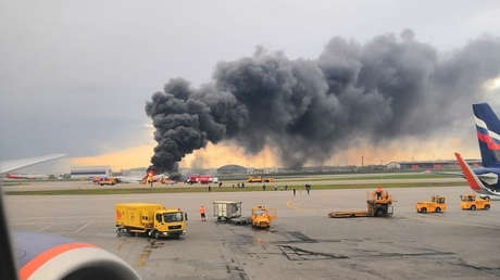 El avión en llamas en el Aeropuerto Internacional Sheremétievo de Moscú, el 5 de mayo de 2019.