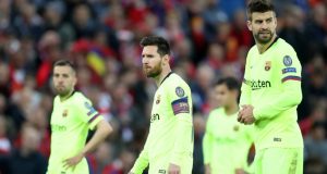 Jordi Alba, Lionel Messi y Gerard Pique, en el estadio de Anfield, Liverpool, Reino Unido, el 7 de mayo de 2019.