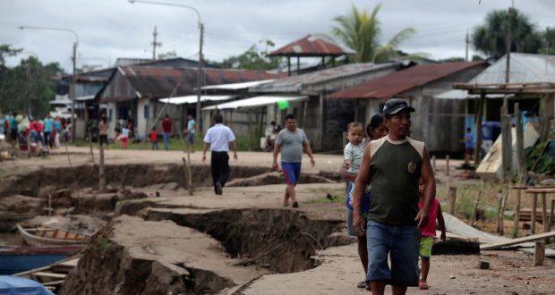 Varias personas caminan en un área afectada por el terremoto en Puerto Santa Gema, en las afueras de Yurimaguas (Perú), el 26 de mayo de 2019.