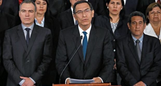 El presidente Vizcarra anunció la cuestión de confianza en un mensaje a la nación el último miércoles en Palacio. Estuvo acompañado por el Gabinete y los gobernadores regionales. (Foto: Piko Tamashiro / GEC)